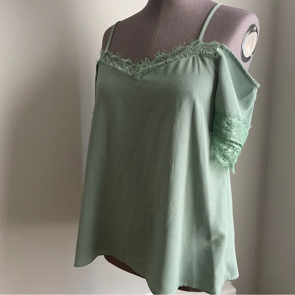 Paper crane pastel green cold shoulder top size small - Picture 2 of 8